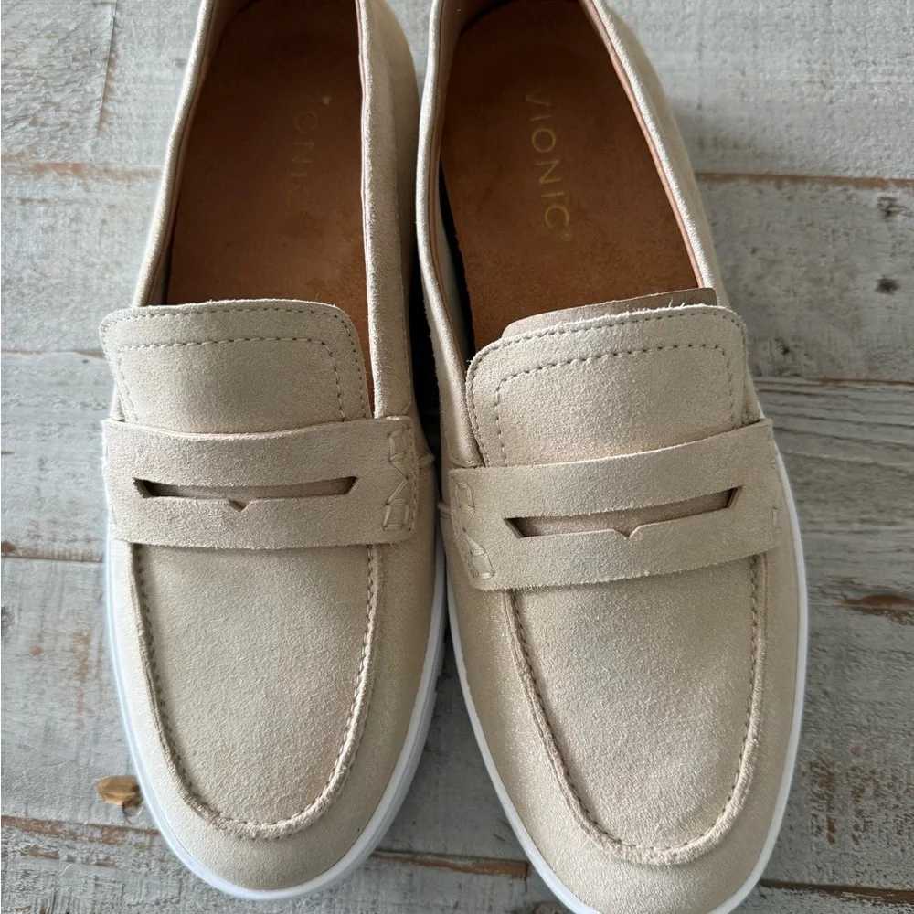 Vionic Uptown Hybrid Penny Loafer in Gold Womens Sz 9 W Wide New Without Box - Picture 7 of 8